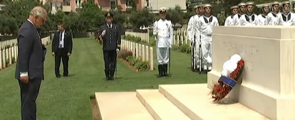 Στο συμμαχικό νεκροταφείο του Παλαιού Φαλήρου ο πρίγκιπας Κάρολος [εικόνες] | iefimerida.gr 0