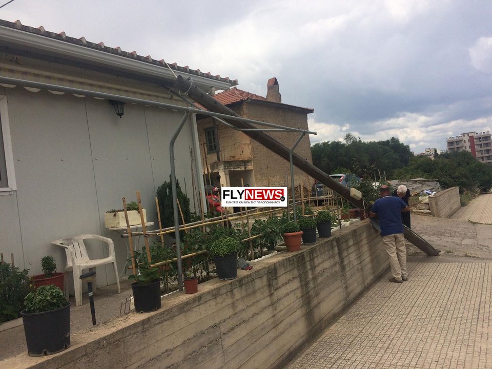 Σάπια κολόνα κατέρρευσε σε κεντρικό δρόμο στη Σπάρτη -Από τύχη δεν υπήρξαν θύματα [εικόνες & βίντεο] | iefimerida.gr 3