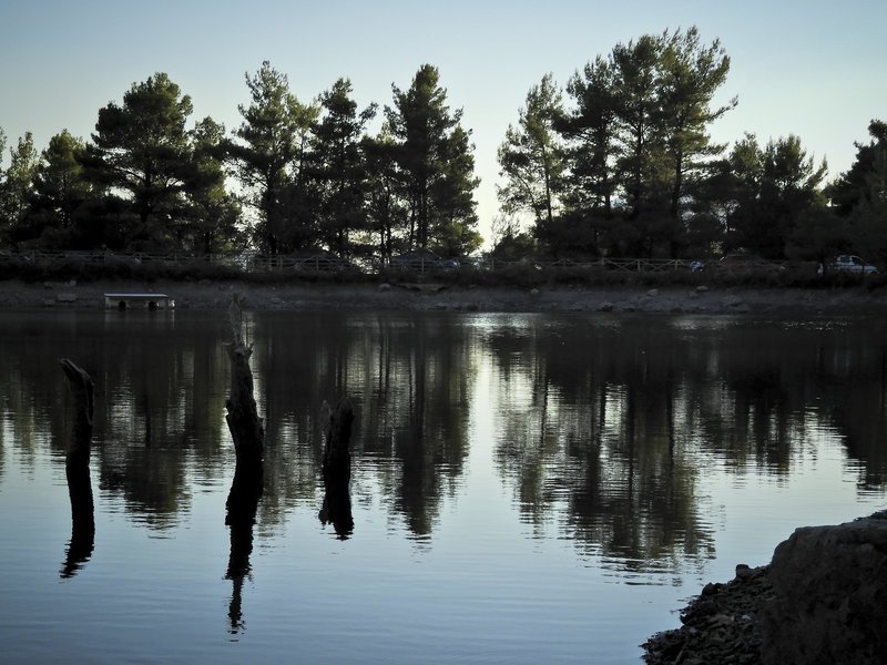 Λίμνη Μπελέτσι: Παραμυθένια θέα στις ανατολικές πλαγιές της Πάρνηθας [εικόνες] | iefimerida.gr 0