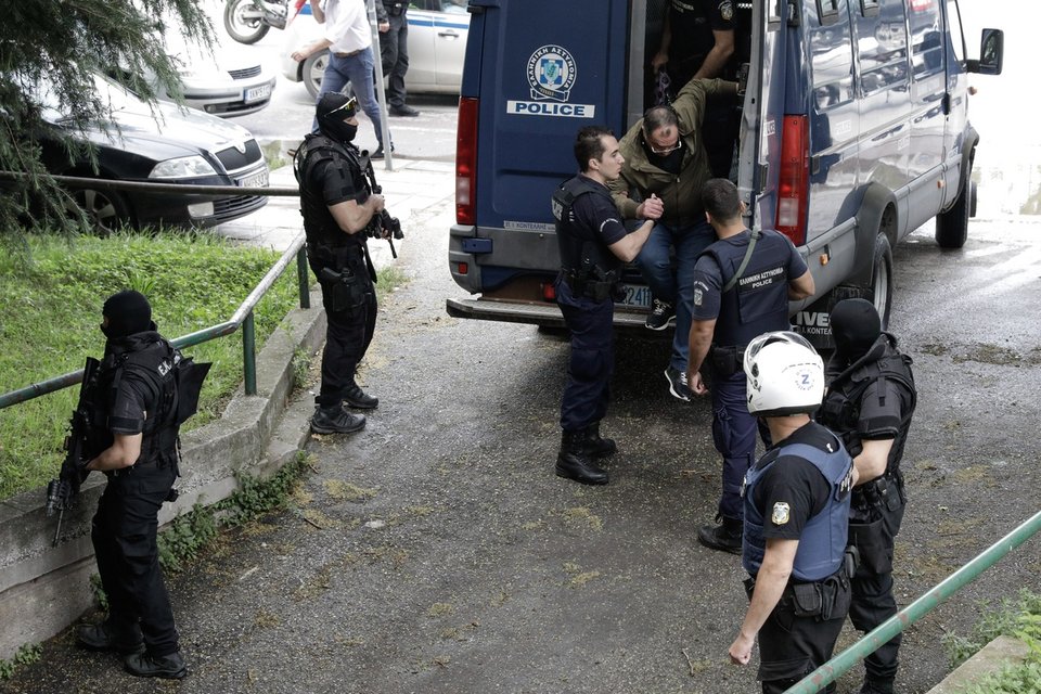 Στα δικαστήρια το «Λίπος» -Χωρίς χειροπέδες, αλλά με την ΕΚΑΜ συνοδεία [εικόνες] | iefimerida.gr 1