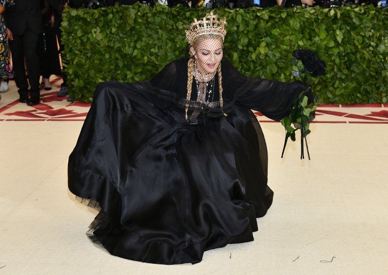 Οι σταρ τρελάθηκαν: Το Met Gala είχε θέμα την καθολική πίστη -Τι φόρεσαν [εικόνες]   | iefimerida.gr 7