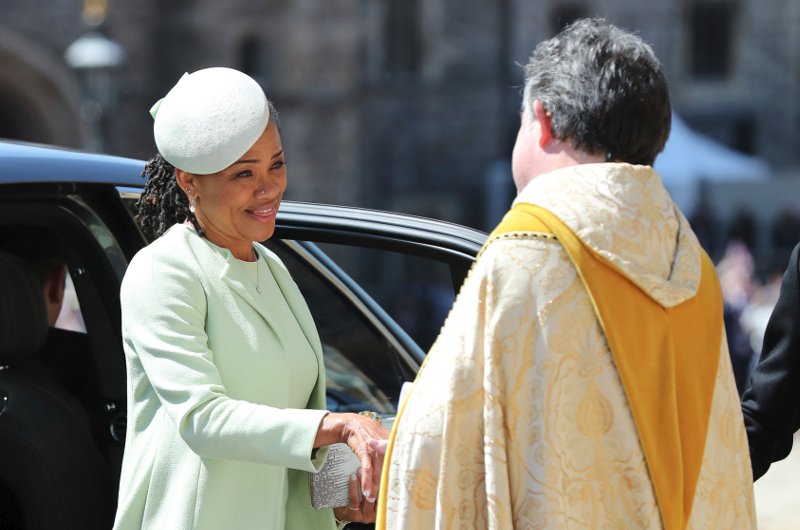 Δακρυσμένη, με σκουλαρίκι στη μύτη η μητέρα της Μέγκαν Μαρκλ στο γάμο [εικόνες &amp; βίντεο] | iefimerida.gr 2