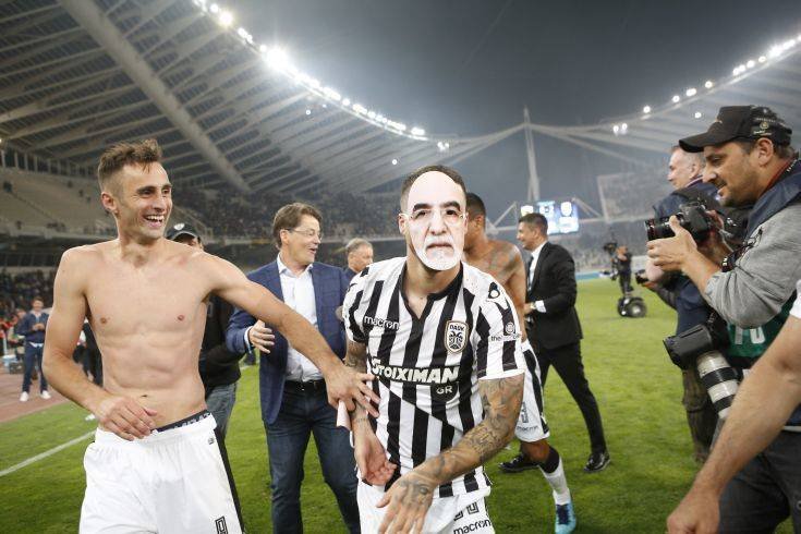 Φορώντας μάσκα του Ιβάν Σαββίδη πανηγύρισαν οι παίκτες του ΠΑΟΚ τη νίκη τους [εικόνες] | iefimerida.gr 2