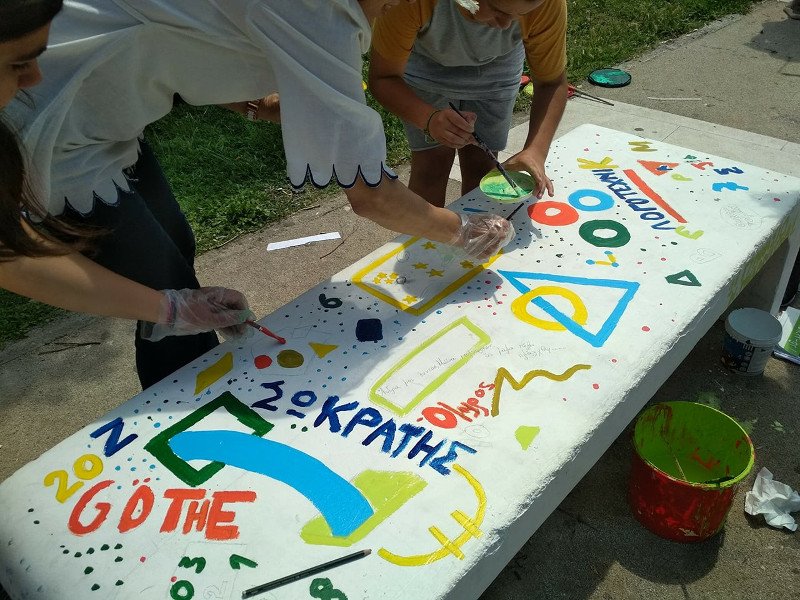 Μαθητές μεταμόρφωσαν εγκαταλελειμμένο παρκάκι σε χρωματιστή όαση [εικόνες] | iefimerida.gr 1