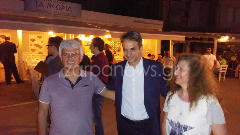 Ο Κυριάκος Μητσοτάκης έκανε το τραπέζι σε βουλευτές και φίλους σε ταβέρνα στα Χανιά [εικόνες] | iefimerida.gr 2