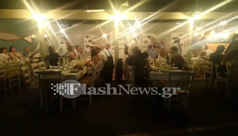Ο Κυριάκος Μητσοτάκης έκανε το τραπέζι σε βουλευτές και φίλους σε ταβέρνα στα Χανιά [εικόνες] | iefimerida.gr 6