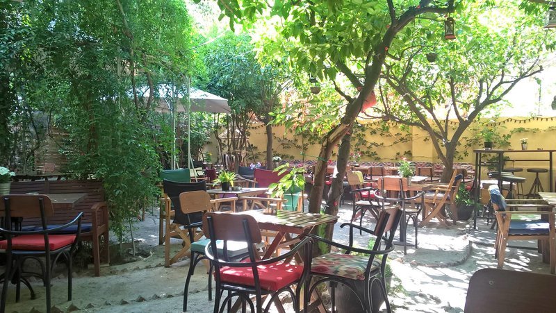 Πρωτομαγιά στην Αθήνα: 7 μαγαζιά με ανθισμένους κήπους και μυστικές αυλές για καφέ [εικόνες] | iefimerida.gr 19