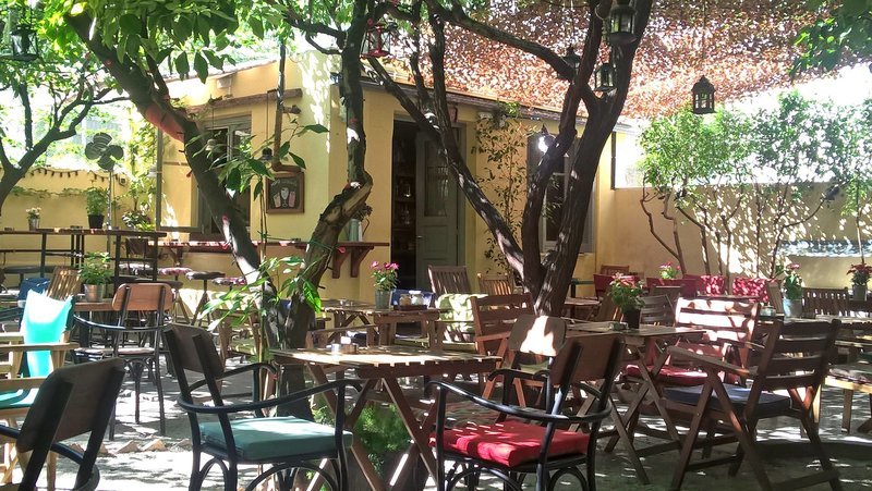 Πρωτομαγιά στην Αθήνα: 7 μαγαζιά με ανθισμένους κήπους και μυστικές αυλές για καφέ [εικόνες] | iefimerida.gr 18