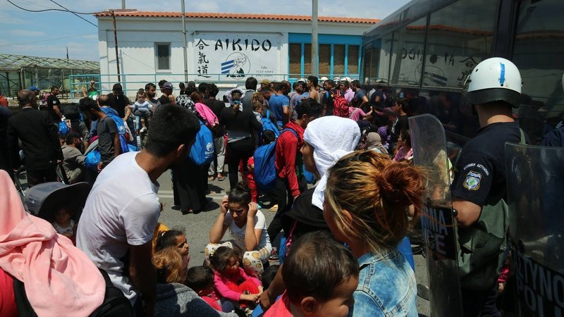 Εικόνες χάους στη Λέσβο -Εκατοντάδες πρόσφυγες «απέδρασαν» από τη Μόρια [εικόνες & βίντεο] | iefimerida.gr 0