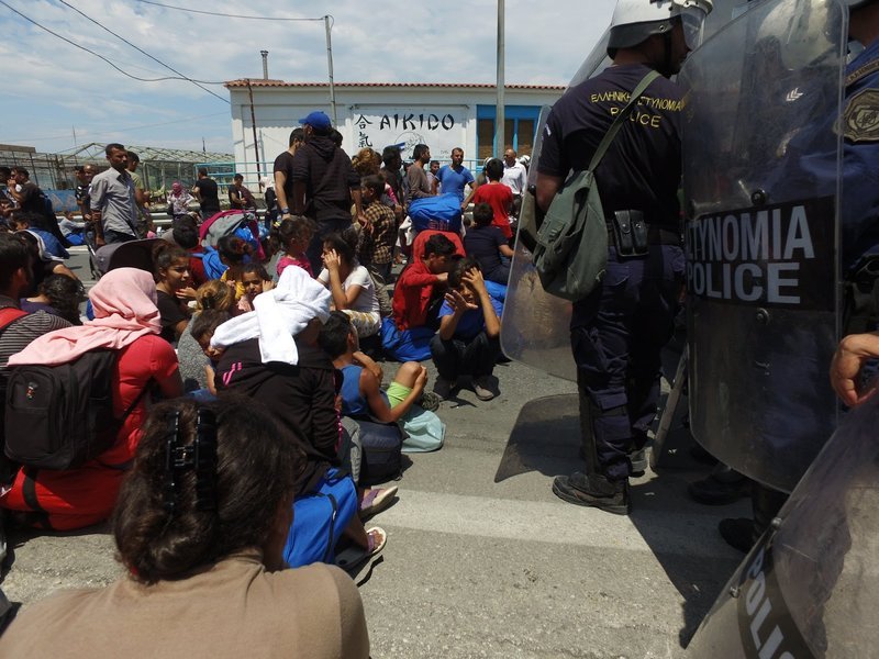 Εικόνες χάους στη Λέσβο -Εκατοντάδες πρόσφυγες «απέδρασαν» από τη Μόρια [εικόνες & βίντεο] | iefimerida.gr 1