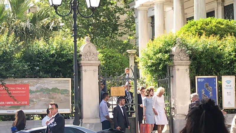 Στο Μουσείο Μπενάκη Καμίλα και Μπέττυ Μπαζιάνα [εικόνες & βίντεο] | iefimerida.gr 8