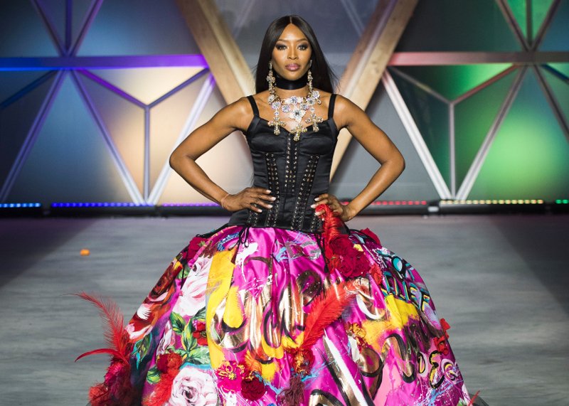 Η Ναόμι Κάμπελ στα 47 της έκανε πασαρέλα και «έσβησε» όλα τα... κοριτσάκια [εικόνες] | iefimerida.gr 3