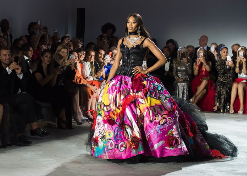 Η Ναόμι Κάμπελ στα 47 της έκανε πασαρέλα και «έσβησε» όλα τα... κοριτσάκια [εικόνες] | iefimerida.gr 4