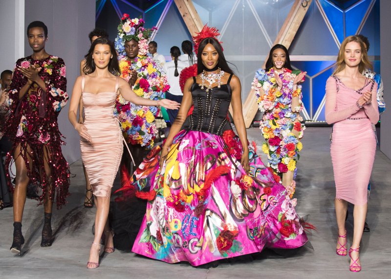 Η Ναόμι Κάμπελ στα 47 της έκανε πασαρέλα και «έσβησε» όλα τα... κοριτσάκια [εικόνες] | iefimerida.gr 5