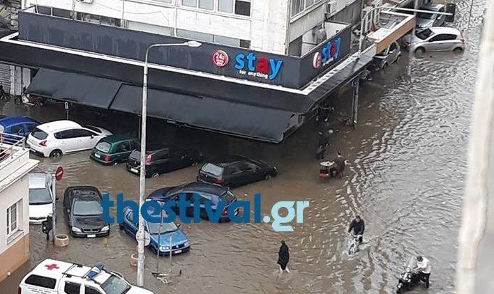 Θεσσαλονίκη: Εβγαλαν τραπέζι, ήπιαν καφέ και έβγαλαν selfie... μέσα στον χείμαρρο [εικόνες] | iefimerida.gr 0