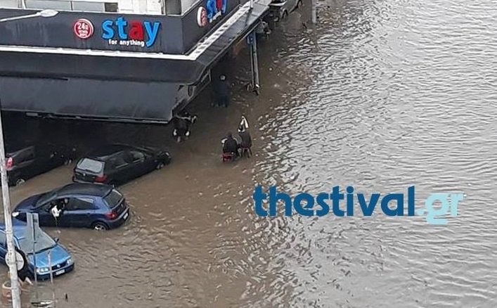 Θεσσαλονίκη: Εβγαλαν τραπέζι, ήπιαν καφέ και έβγαλαν selfie... μέσα στον χείμαρρο [εικόνες] | iefimerida.gr 1