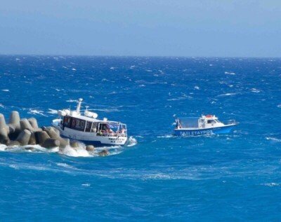 Καρέ καρέ η διάσωση στη θάλασσα -Ακυβέρνητο σκάφος με 19 επιβάτες θα έπεφτε σε κυματοθραύστη στα Σφακιά [εικόνες] | iefimerida.gr 3