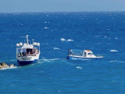 Καρέ καρέ η διάσωση στη θάλασσα -Ακυβέρνητο σκάφος με 19 επιβάτες θα έπεφτε σε κυματοθραύστη στα Σφακιά [εικόνες] | iefimerida.gr 2