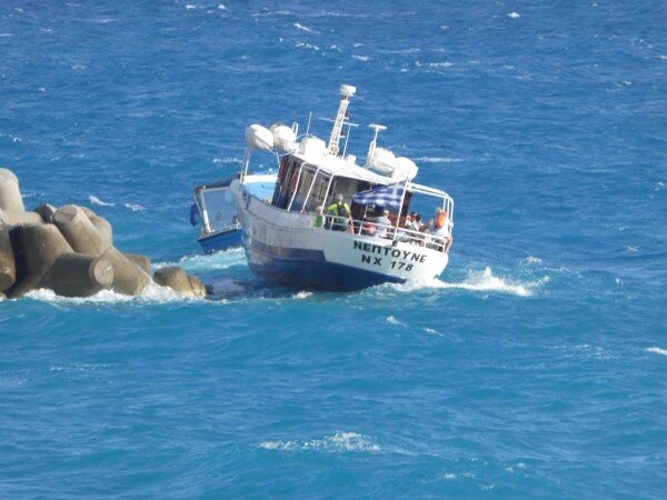 Καρέ καρέ η διάσωση στη θάλασσα -Ακυβέρνητο σκάφος με 19 επιβάτες θα έπεφτε σε κυματοθραύστη στα Σφακιά [εικόνες] | iefimerida.gr 1