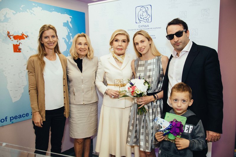Η Μαριάννα Β. Βαρδινογιάννη και Αλεξία Βαρδινογιάννη, μαζί με την βραβευθείσα Έμιλυ Βαφειά, την μητέρα της και το σύζυγό της Χάρη Βαφειά. Μαζί τους και ένας μικρός φίλος της "ΕΛΠΙΔΑΣ" που προσέφερε αναμνηστικά δώρα στην Έμιλυ Βαφειά