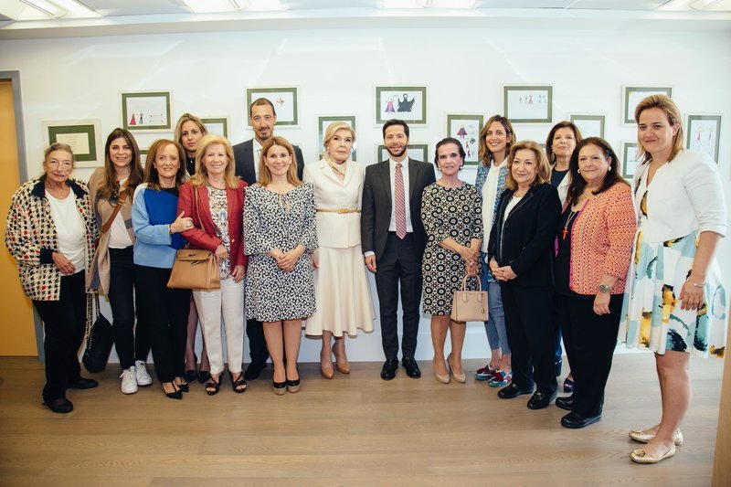 Η Μαριάννα Β. Βαρδινογιάννη μαζί με το Διοικητικό Συμβούλιο της ΕΛΠΙΔΑΣ, την Μαρία Παπαθανασίου Αρρώνες και τον Χρύσανθο Πανά