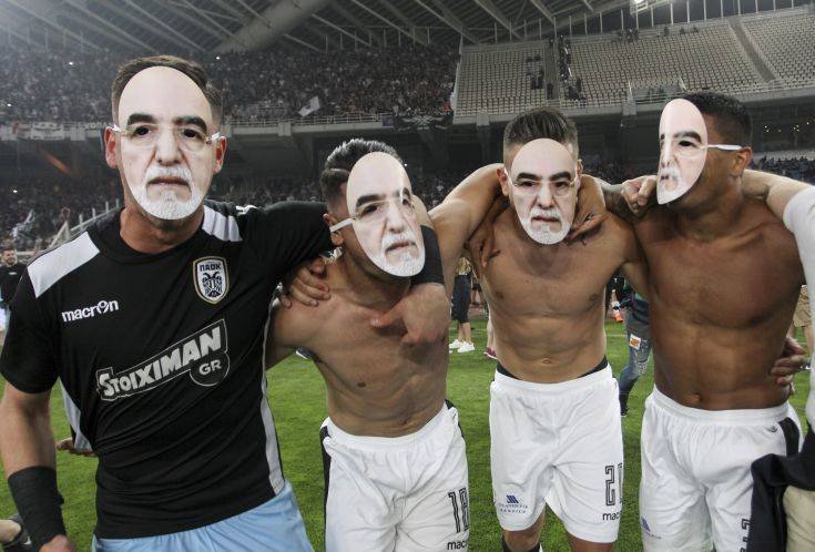 Φορώντας μάσκα του Ιβάν Σαββίδη πανηγύρισαν οι παίκτες του ΠΑΟΚ τη νίκη τους [εικόνες] | iefimerida.gr 1