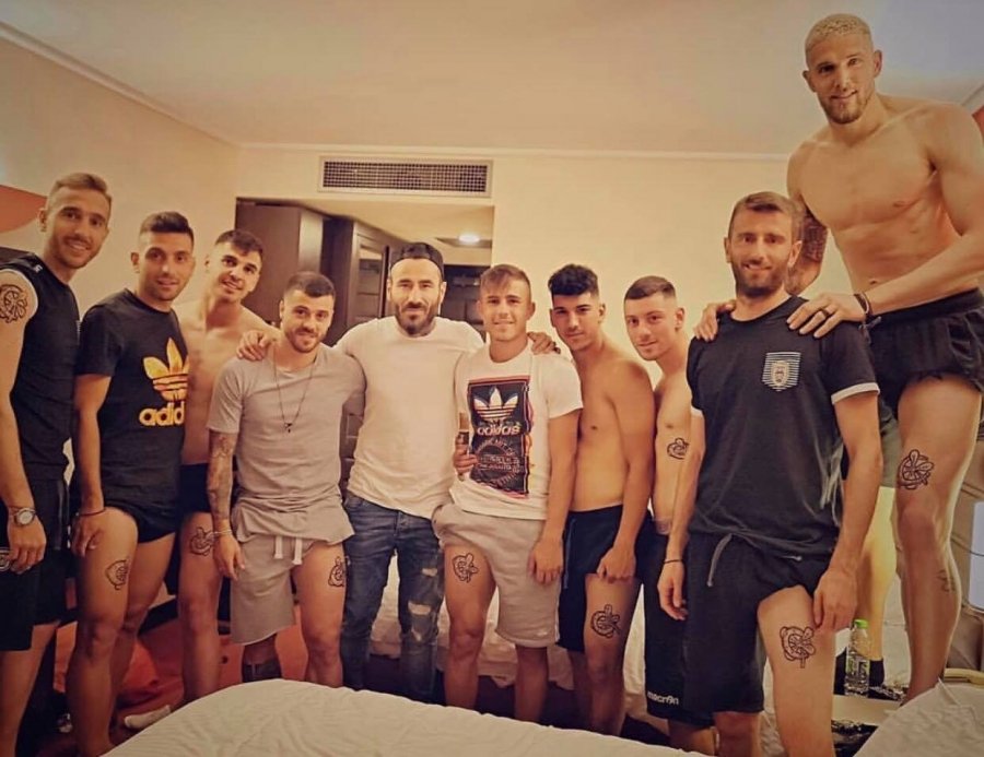 Το τατουάζ-γούρι που κάνει ο Γιώργος Μαυρίδης στους παίκτες του ΠΑΟΚ και κερδίζουν το Κύπελλο [εικόνες]  | iefimerida.gr 1
