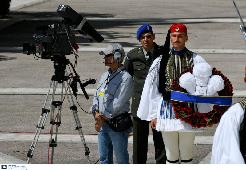 Το στεφάνι με το στέμμα και τις κόκκινες παπαρούνες που κατέθεσε ο πρίγκιπας Κάρολος -Τι συμβολίζει [εικόνες] | iefimerida.gr 0