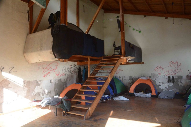 Στην κόλαση του λιμανιού της Πάτρας -Κάτω από άθλιες συνθήκες ζούσαν 142 ανήλικοι πρόσφυγες [εικόνες] | iefimerida.gr 1