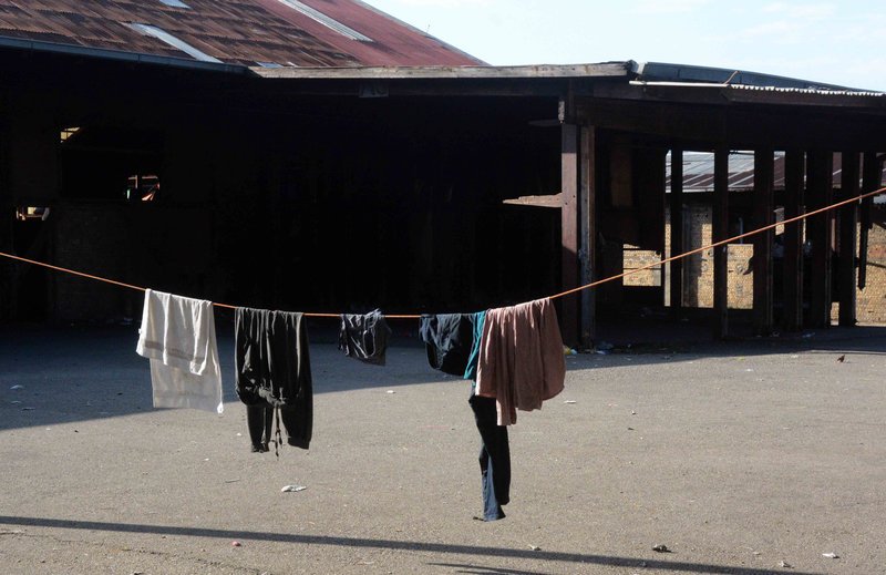 Στην κόλαση του λιμανιού της Πάτρας -Κάτω από άθλιες συνθήκες ζούσαν 142 ανήλικοι πρόσφυγες [εικόνες] | iefimerida.gr 2