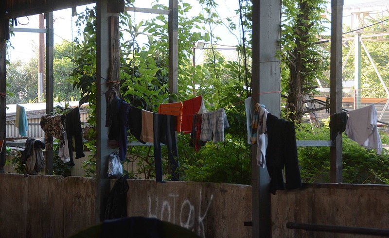 Στην κόλαση του λιμανιού της Πάτρας -Κάτω από άθλιες συνθήκες ζούσαν 142 ανήλικοι πρόσφυγες [εικόνες] | iefimerida.gr 4