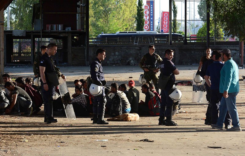 Πήγαν 450 αστυνομικοί στο λιμάνι της Πάτρας για να διώξουν 600 μετανάστες -Οσα έγιναν [εικόνες]  | iefimerida.gr 6