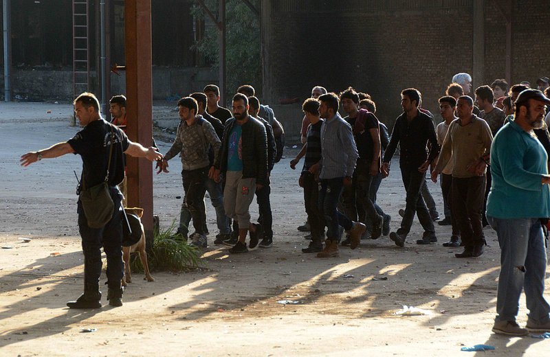 Πήγαν 450 αστυνομικοί στο λιμάνι της Πάτρας για να διώξουν 600 μετανάστες -Οσα έγιναν [εικόνες]  | iefimerida.gr 0