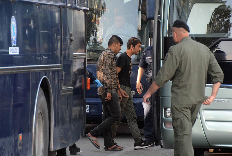 Πήγαν 450 αστυνομικοί στο λιμάνι της Πάτρας για να διώξουν 600 μετανάστες -Οσα έγιναν [εικόνες]  | iefimerida.gr 5