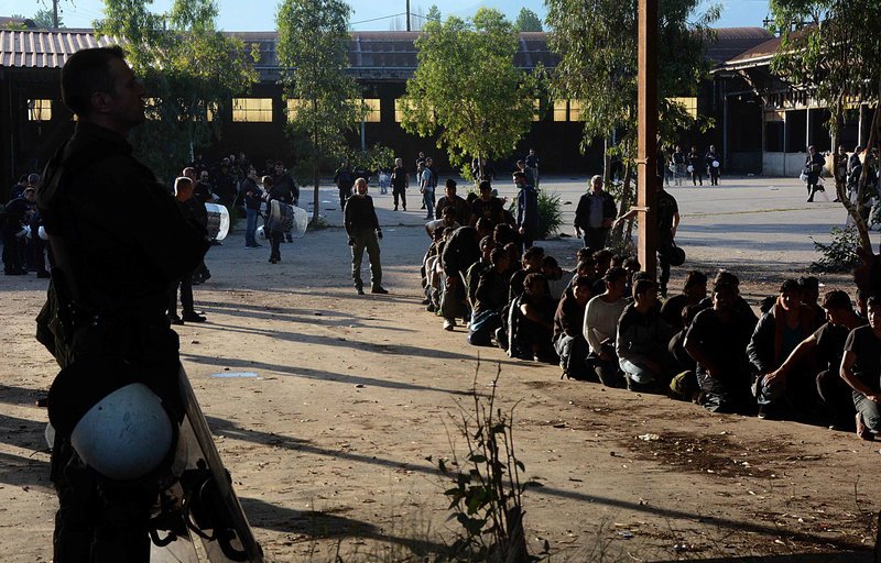 Πήγαν 450 αστυνομικοί στο λιμάνι της Πάτρας για να διώξουν 600 μετανάστες -Οσα έγιναν [εικόνες]  | iefimerida.gr 1