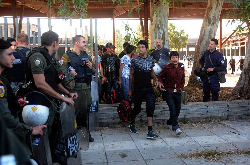 Πήγαν 450 αστυνομικοί στο λιμάνι της Πάτρας για να διώξουν 600 μετανάστες -Οσα έγιναν [εικόνες]  | iefimerida.gr 2