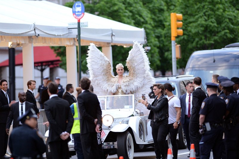 Met Gala: Αγγελος επί Γης η Κέιτι Πέρι -Με πελώρια δίμετρα φτερά [εικόνες]  | iefimerida.gr 5