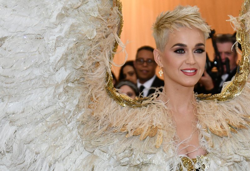Met Gala: Αγγελος επί Γης η Κέιτι Πέρι -Με πελώρια δίμετρα φτερά [εικόνες]  | iefimerida.gr 2