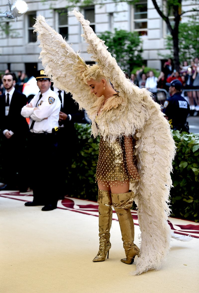 Met Gala: Αγγελος επί Γης η Κέιτι Πέρι -Με πελώρια δίμετρα φτερά [εικόνες]  | iefimerida.gr 1