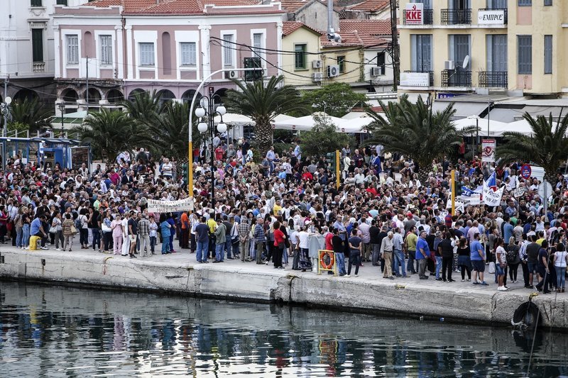 «Βούλιαξε» η Λέσβος από αγανακτισμένους κατά Τσίπρα [εικόνες & βίντεο] | iefimerida.gr 19