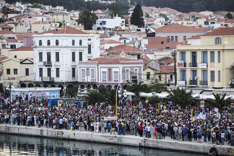 «Βούλιαξε» η Λέσβος από αγανακτισμένους κατά Τσίπρα [εικόνες & βίντεο] | iefimerida.gr 15