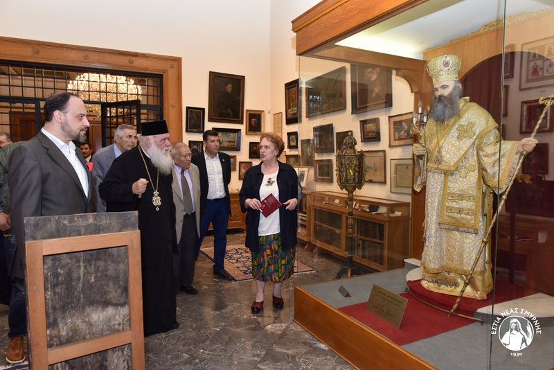 Τον Μακαριότατο, πριν την έναρξη της παράστασης, κατόπιν επιθυμίας του, ξενάγησαν στις συλλογές του Μουσείου της ΕΣΤΙΑΣ Νέας Σμύρνης ο Πρόεδρος της ΕΣΤΙΑΣ κ. Ιωάννης Παπαδάτος και η Έφορος των Μουσείων κα Θέμις Παπαδοπούλου