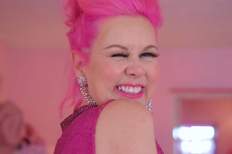 Η γυναίκα που έκανε το ροζ πάθος -Τα ρούχα, το σπίτι, ακόμη και ο σκύλος [εικόνες] | iefimerida.gr 7