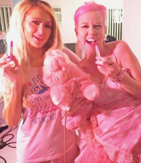 Η γυναίκα που έκανε το ροζ πάθος -Τα ρούχα, το σπίτι, ακόμη και ο σκύλος [εικόνες] | iefimerida.gr 2