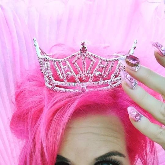 Η γυναίκα που έκανε το ροζ πάθος -Τα ρούχα, το σπίτι, ακόμη και ο σκύλος [εικόνες] | iefimerida.gr 3