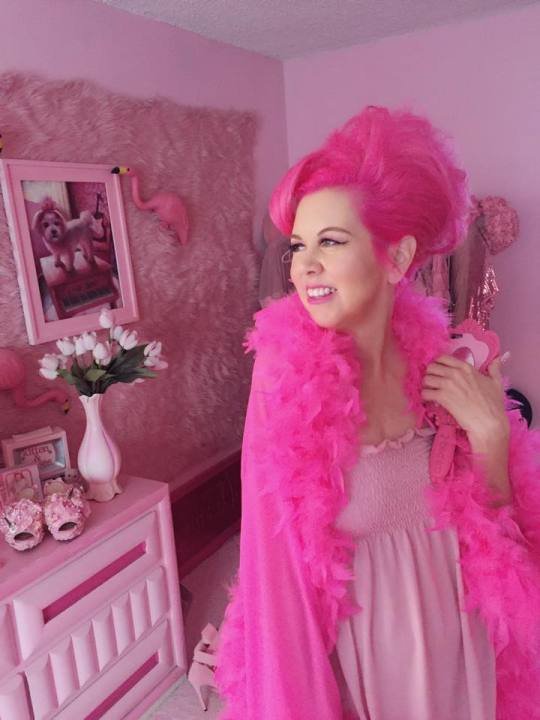 Η γυναίκα που έκανε το ροζ πάθος -Τα ρούχα, το σπίτι, ακόμη και ο σκύλος [εικόνες] | iefimerida.gr 8