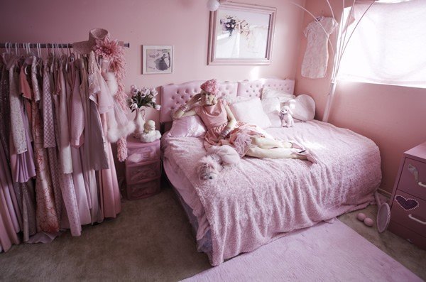 Η γυναίκα που έκανε το ροζ πάθος -Τα ρούχα, το σπίτι, ακόμη και ο σκύλος [εικόνες] | iefimerida.gr 6