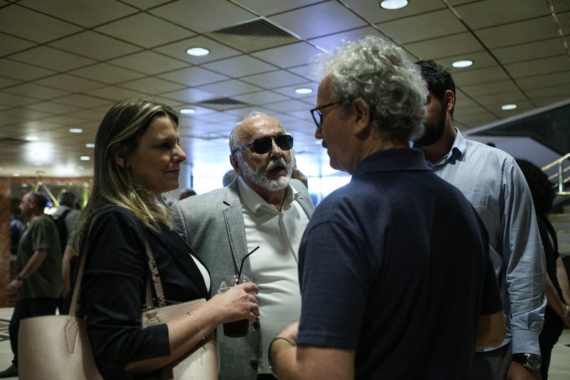 Με καλαμάκι και καφέ σε πλαστικό, σε διαφορετικό κλίμα από τον Αλέξη Τσίπρα στην ΚΕ του ΣΥΡΙΖΑ