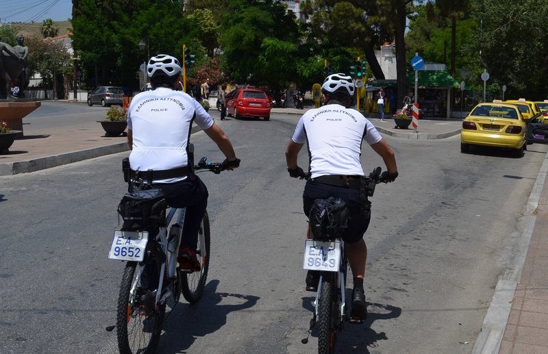 Αστυνομικοί-«ποδηλάτες» σε Χίο και Μυτιλήνη [εικόνες] | iefimerida.gr 1