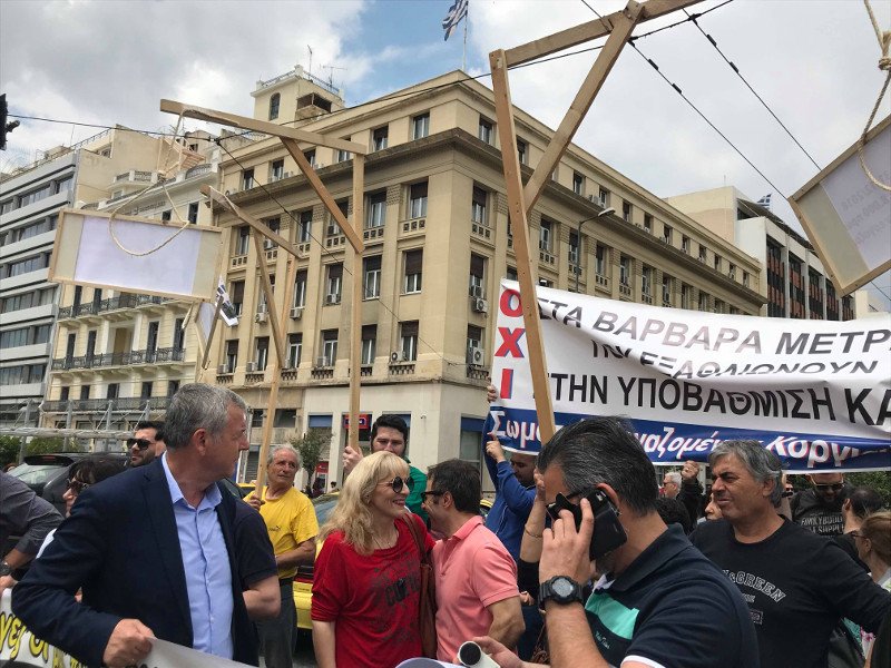 Πορεία με κρεμάλες & αλυσίδες στο κέντρο της Αθήνας-Κυκλοφοριακό κομφούζιο | iefimerida.gr 3